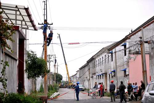 9月5日，河南济源供电公司组织施工人员对西水屯配网进行升级改造，提升供电可靠性。