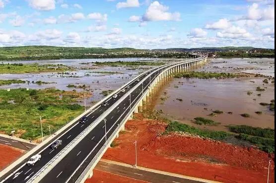 友谊之路★  马里境内尼日尔河上最长的公路桥★  马里巴马科第三大桥★  大桥长1626.5米，宽24米，桥面为双向四车道，成为马里境内尼日尔河上最长的公路桥。