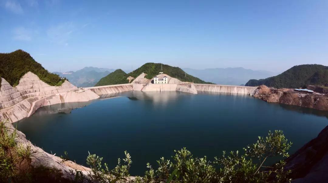 浙江仙居抽水蓄能电站（建成）  仙居抽水蓄能电站位于浙江仙居县，极大节省了系统电源建设投资，据2015年水平系统运行模拟计算，电站使系统火电综合调峰幅度降低2.44%，节约系统标准煤耗15.48万吨。