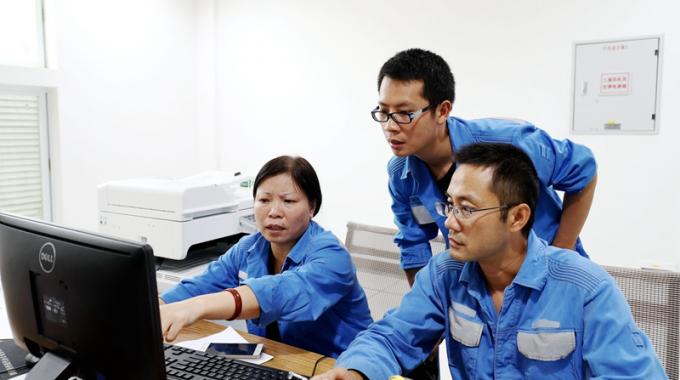 兴义供电局相关部门克服任务重、工期紧、自然环境恶劣等难题，确保了110千伏花月变顺利投运。