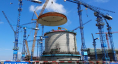 我国自主三代核电`华龙一号`示范项目完成穹顶吊装