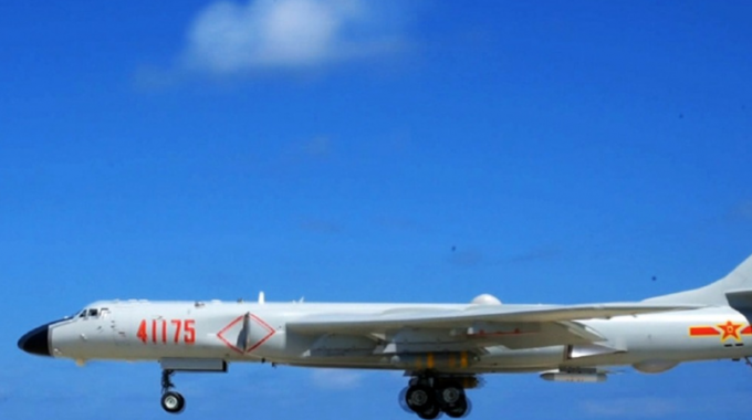 中国轰6K轰炸机首次起降南海岛礁南海成为美国的“万能借口”